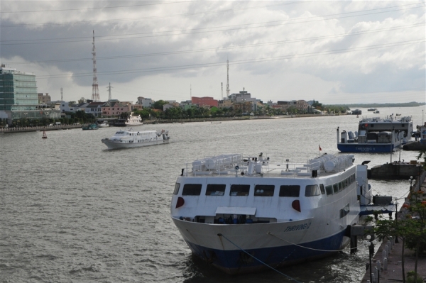Tàu và phà cao tốc hoạt động nhộn nhịp ở cửa biển Hà Tiên (Kiên Giang).